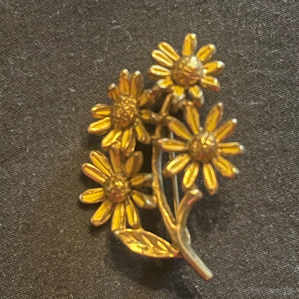 Vintage Gold Tone Daisy Cluster Brooch with Enamel